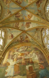 As abóbadas da capela Rayonnant da Abadia com pinturas renascentistas, do século 13 ao 16